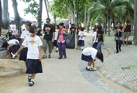 Hard Rockers and students from Ban Amphor School pitch in to clean up the promenade along Pattaya Beach.